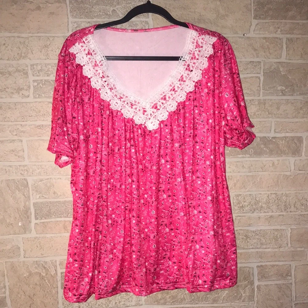 ✅ NWOT Short Sleeve Top with lace neckline